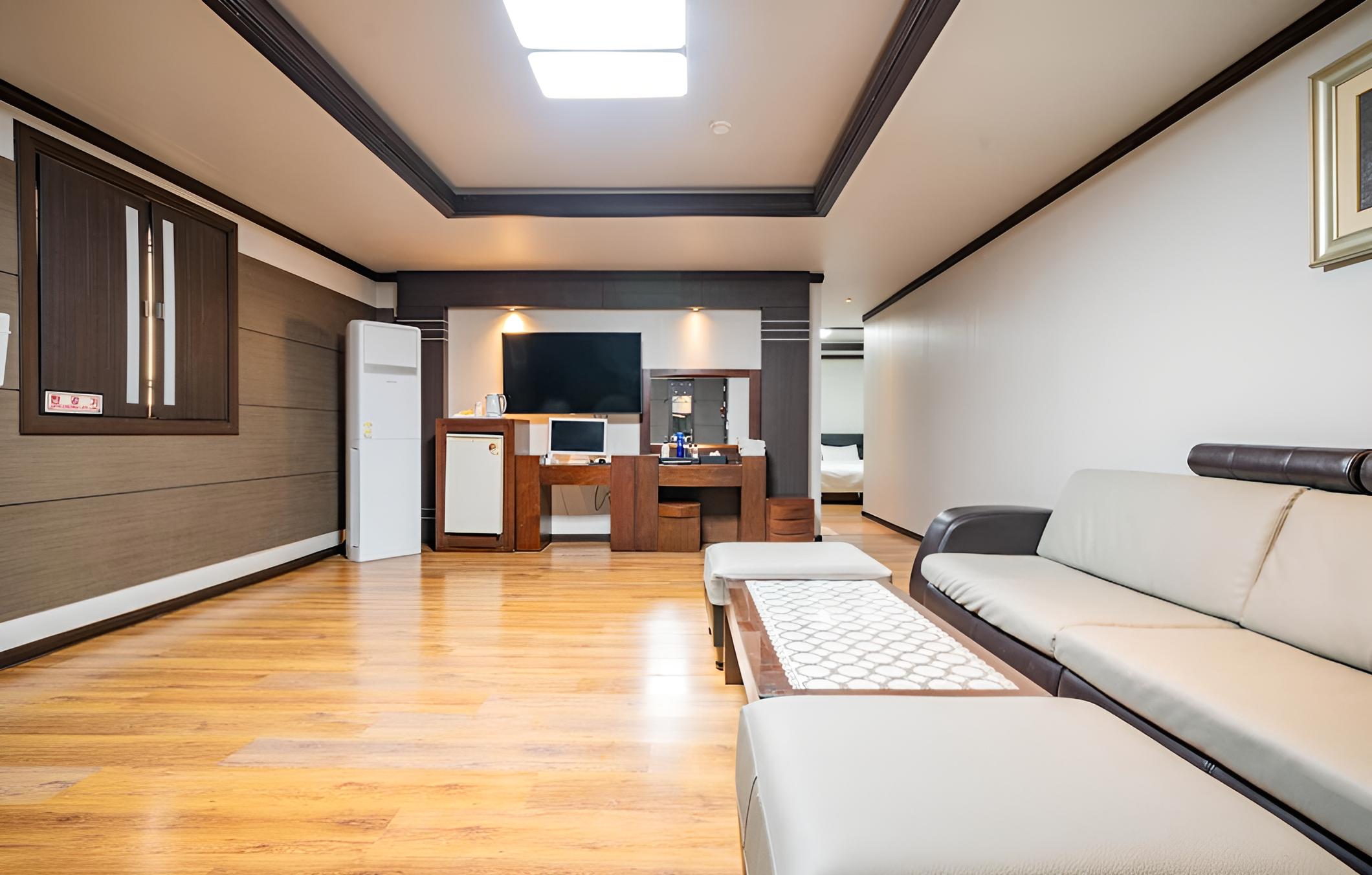 Room (Suite)