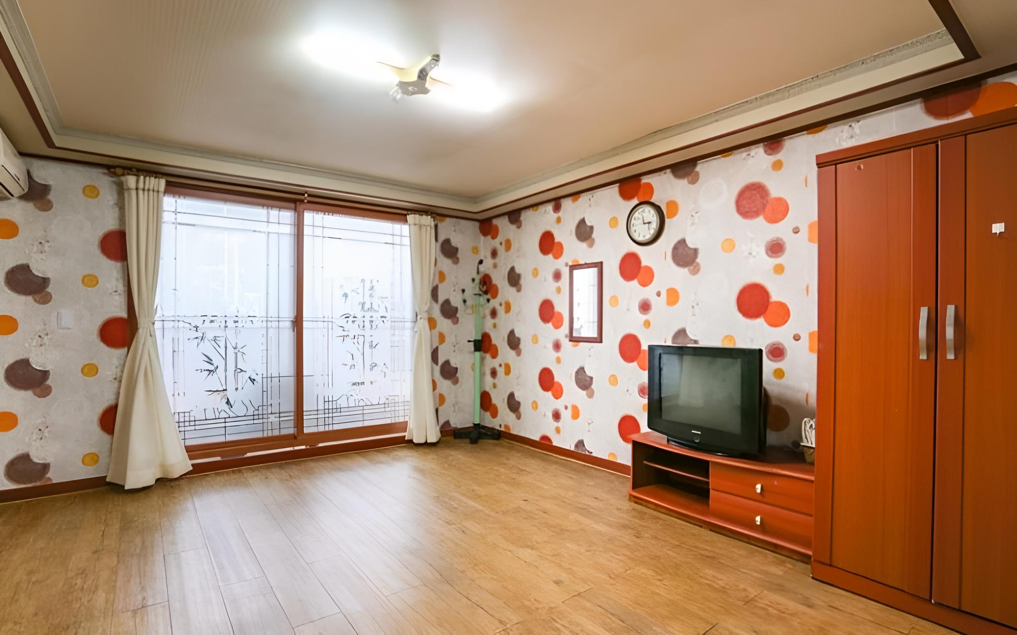 Room (Room 205) - Photo 1
