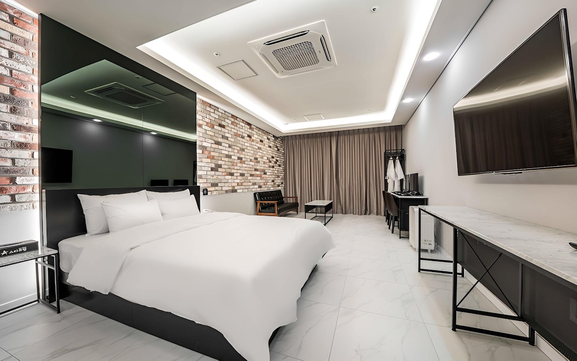 Room (Premium Double - Gaming couple PC bat)
