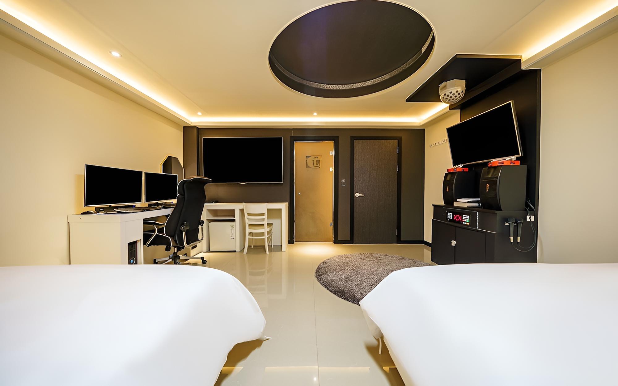 Room (VIP (Booking call require Karaoke ava)