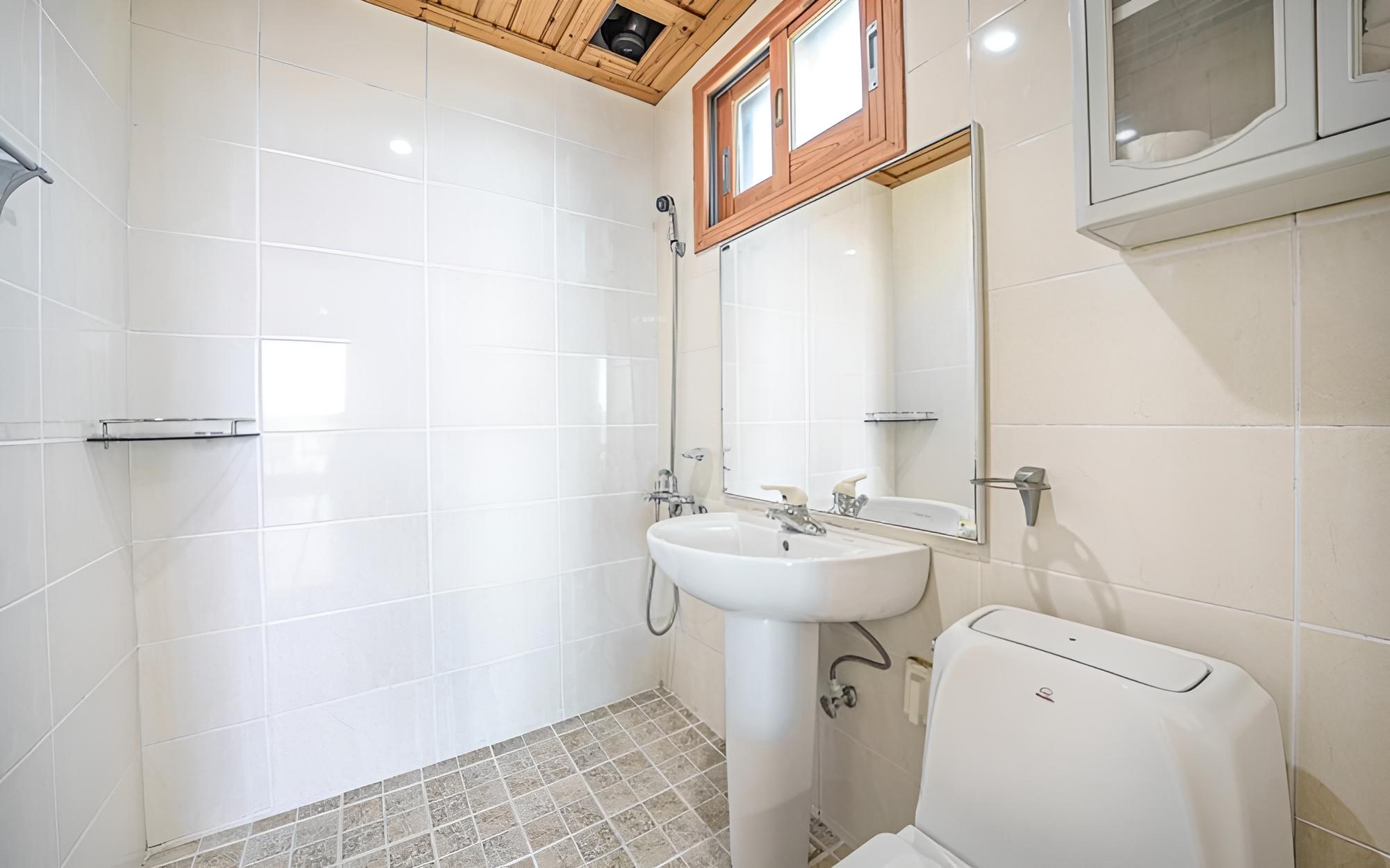 Room (Haedong 201 (Ocean View)) - Photo 10