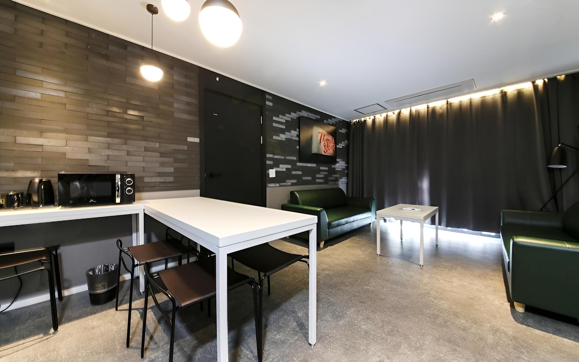 Room (Family Room C + Mini Terrace (Bidet/H)