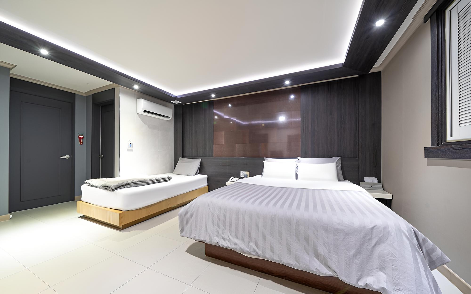 Room (Twin (King Mat + super single mat no )