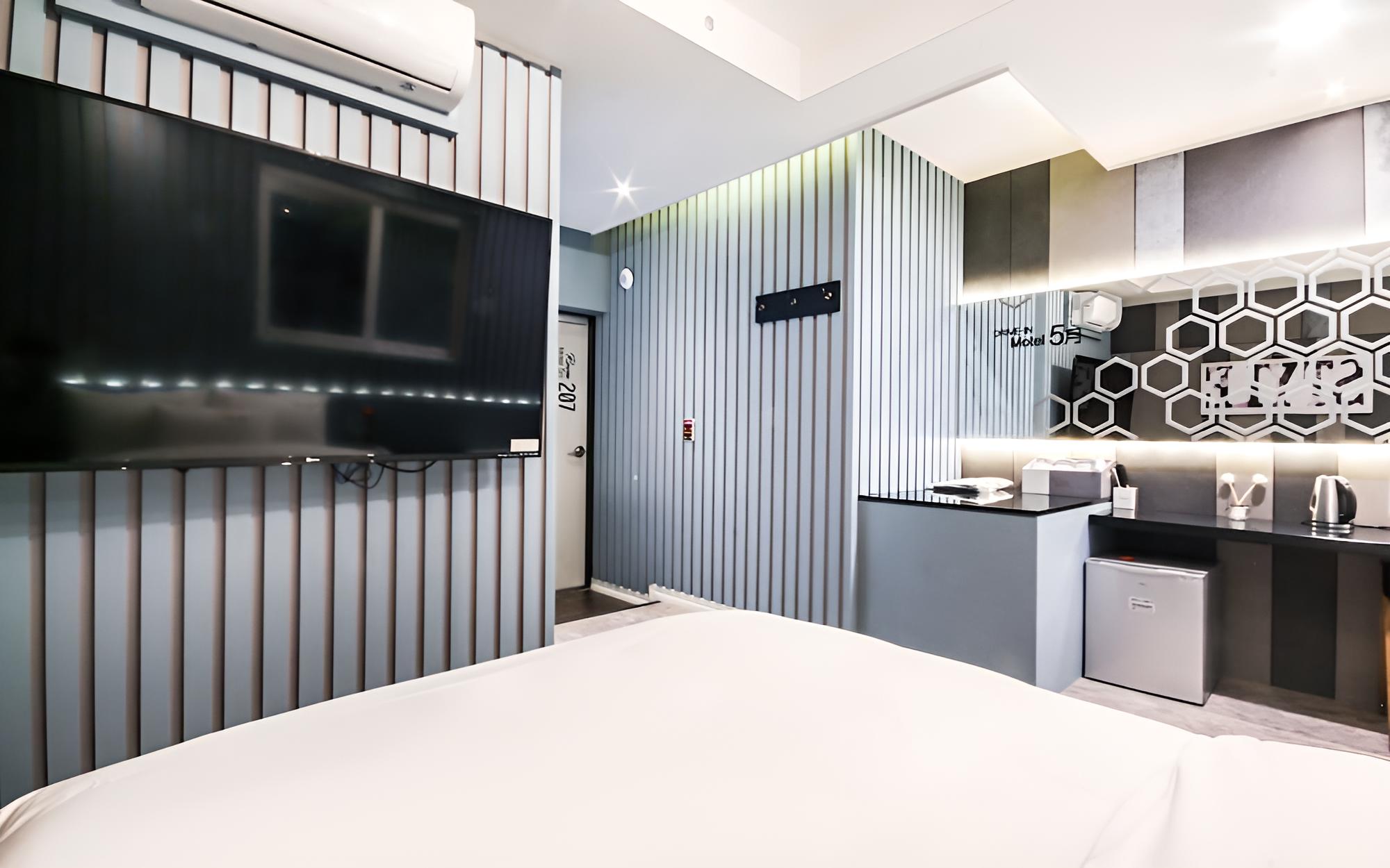 Room (Gallery 2-Spa Whirlpool (Netflix avai)