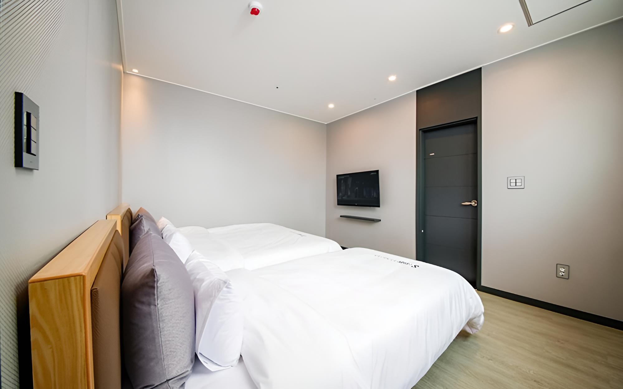 Room (Semi-Suite room 503)