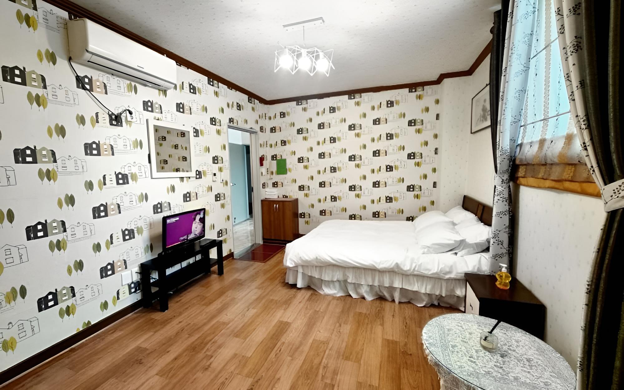 Room (Room 202)