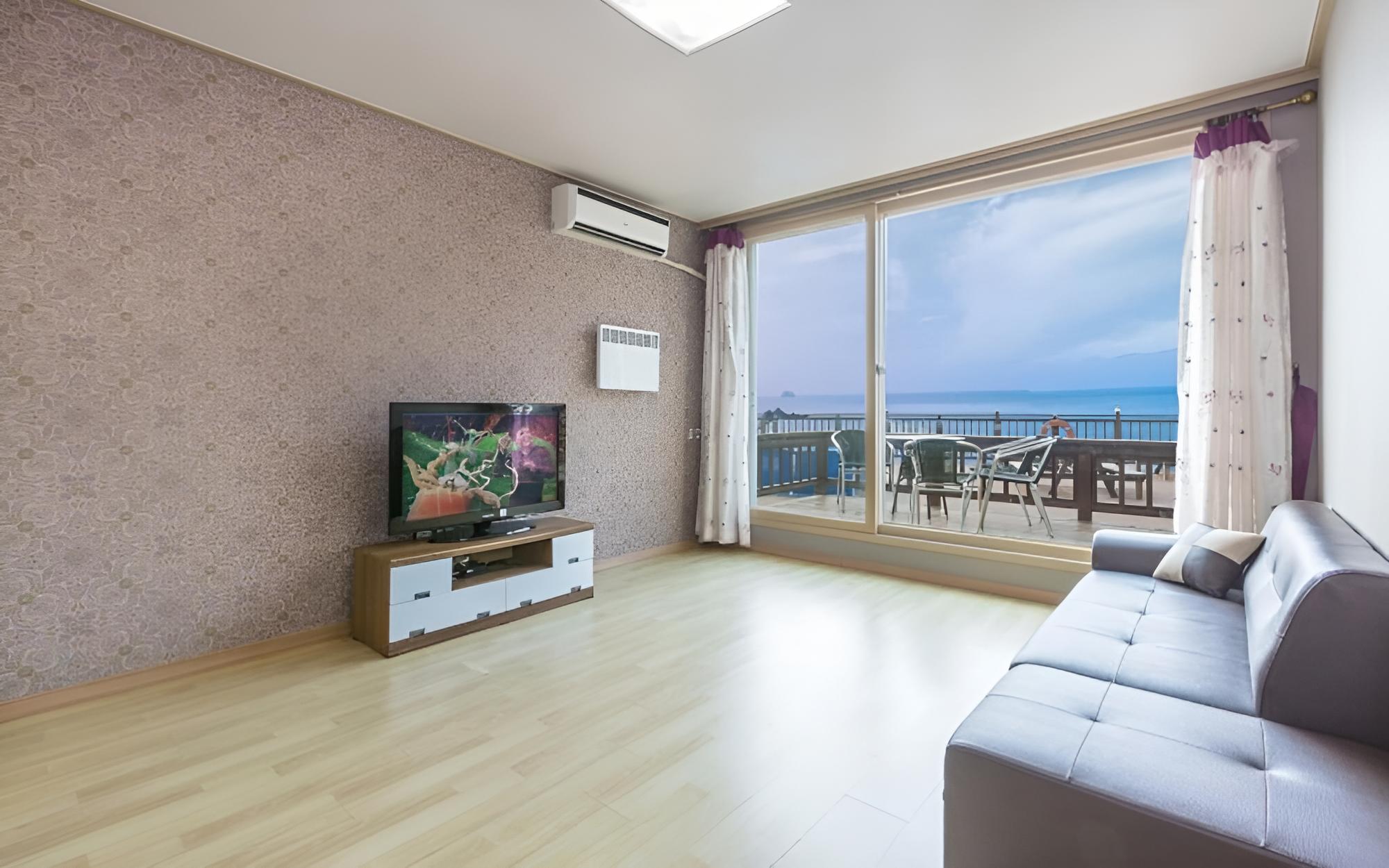 Room (Sunset Family (Ondol/104))