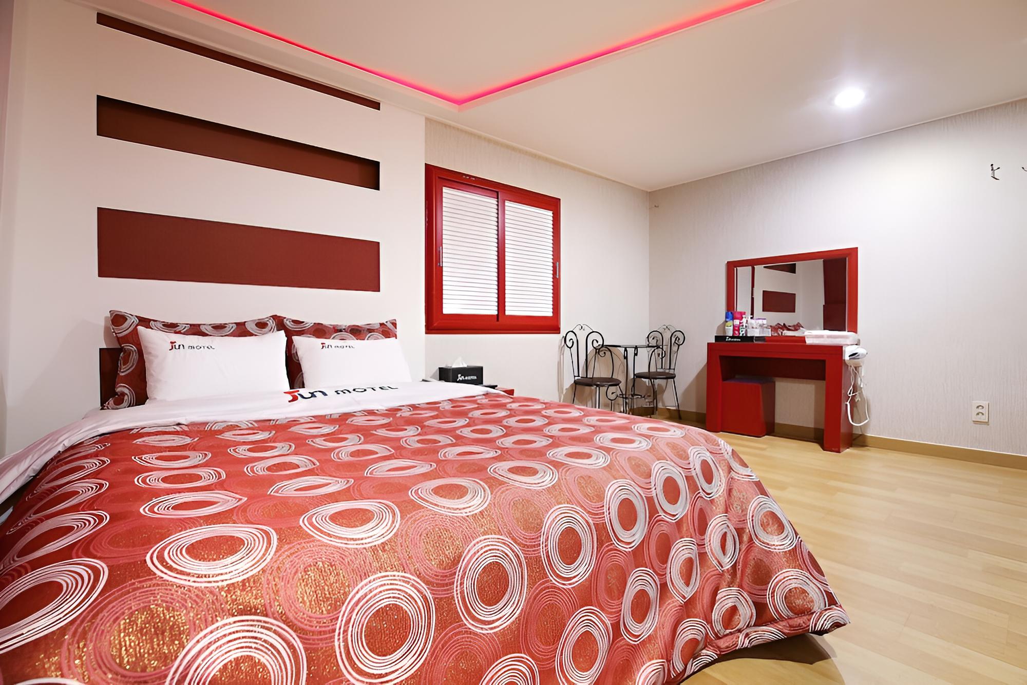 Room (Suite room RED) - Photo 8