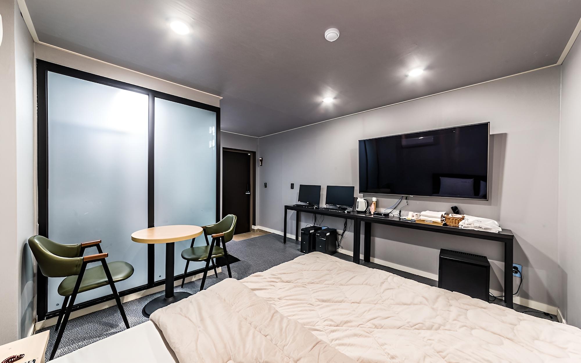 Room (Deluxe (65-inch TV)) photo 3