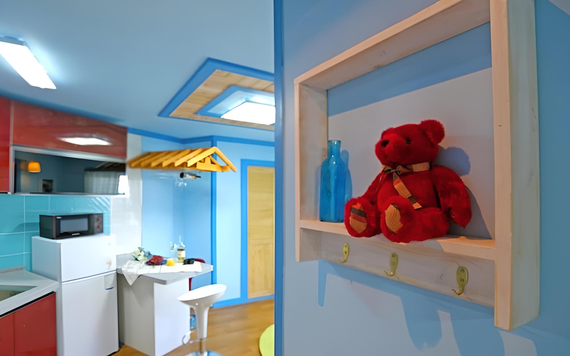 Room (Blue Moon)