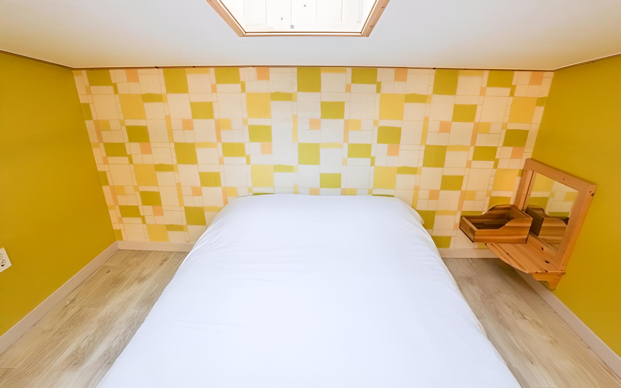 Room (D No 202)