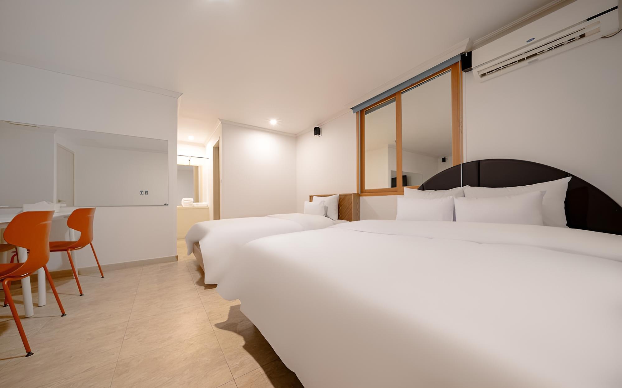Room (Deluxe Twin - 60+ Large parking lot r)
