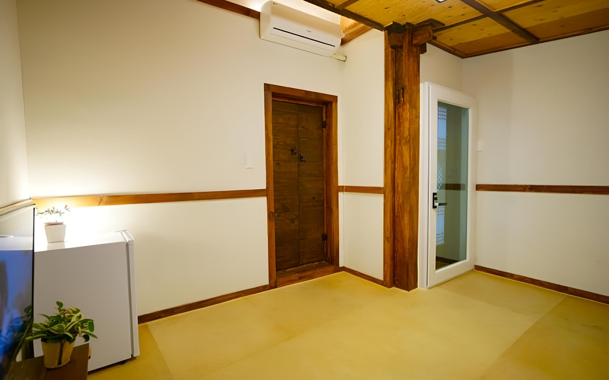 Room (Peony)