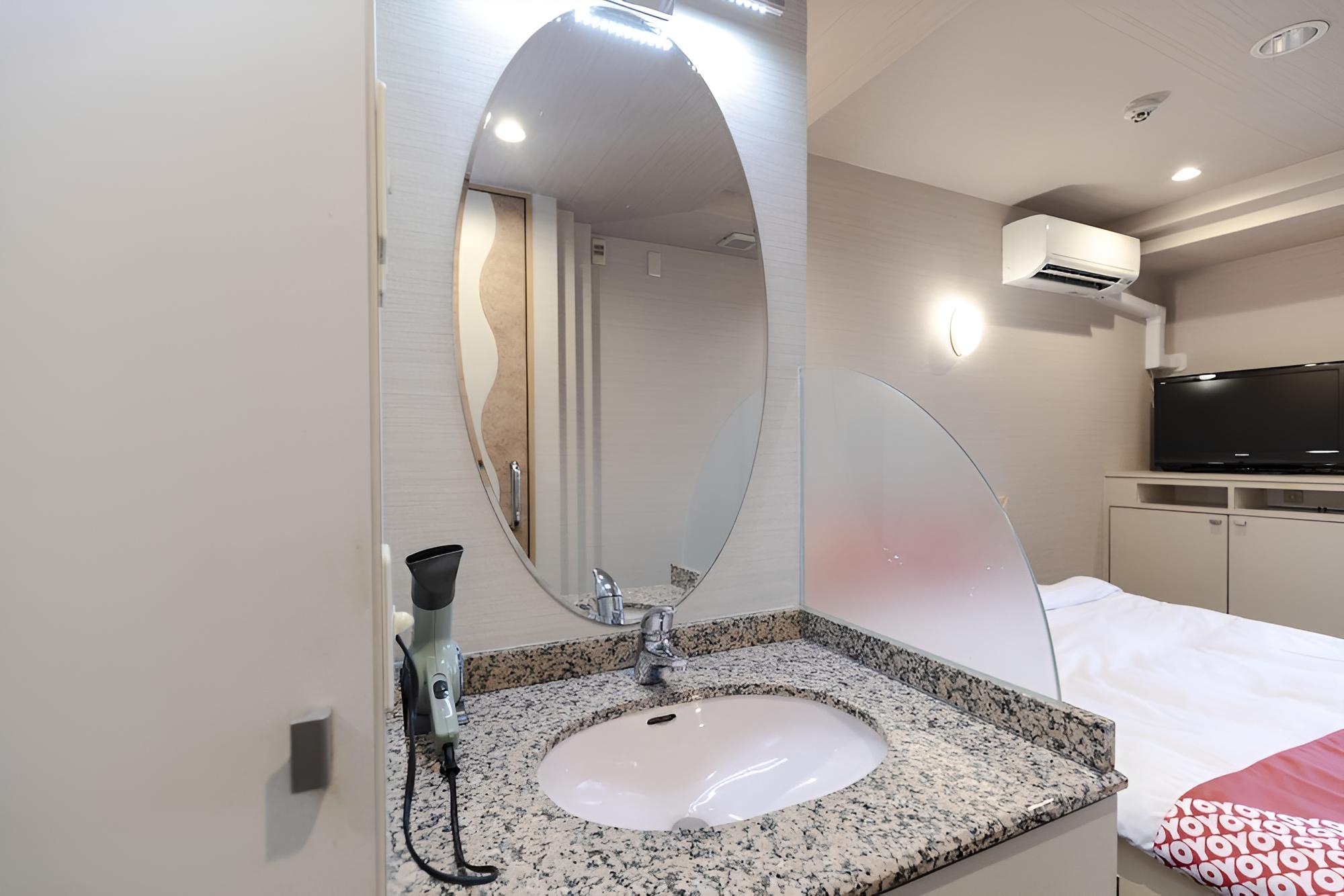 Double Room, Smoking