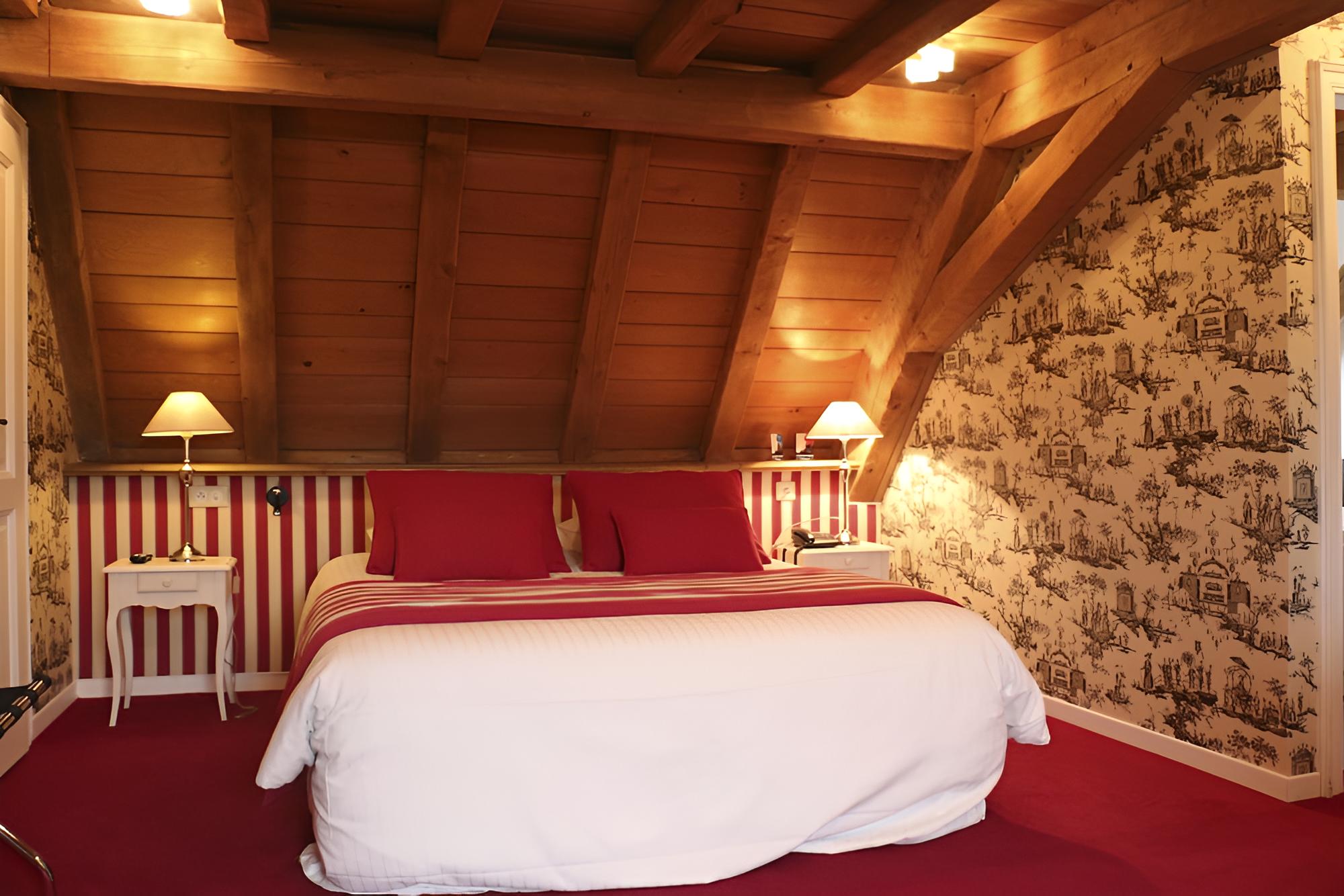 Superior Double Room, Bathtub photo 2