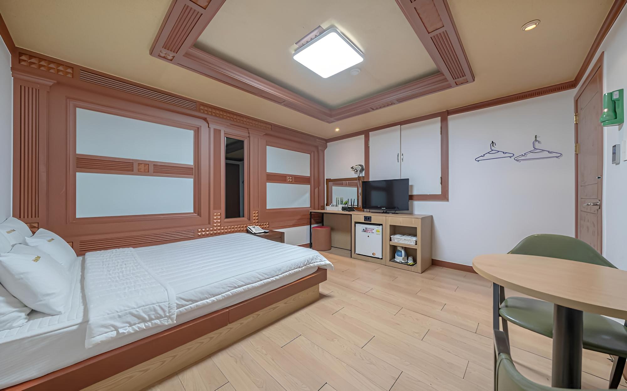 Room (Normal - Bed)