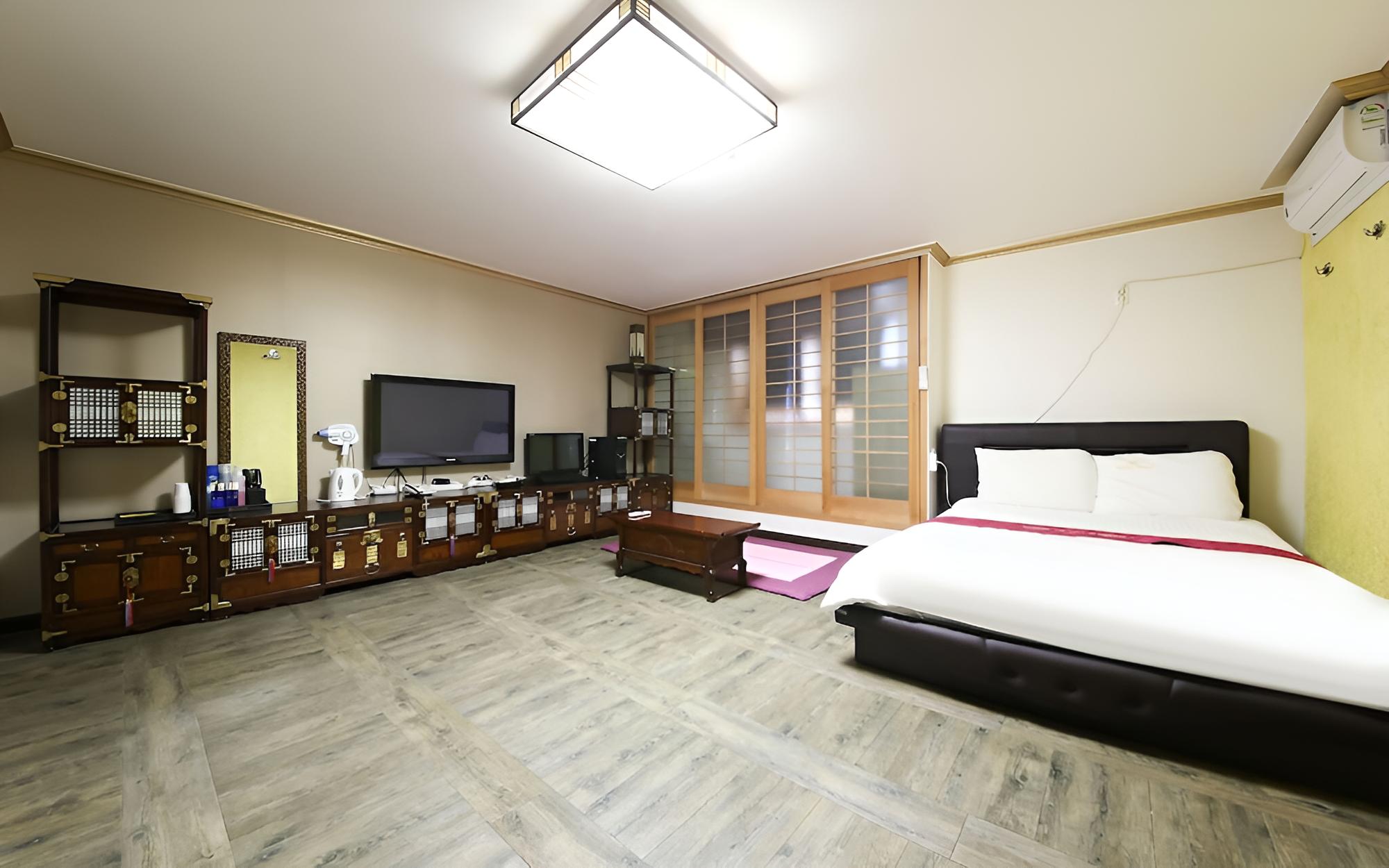 Room (VIP (Netflix available/100% disinfect)