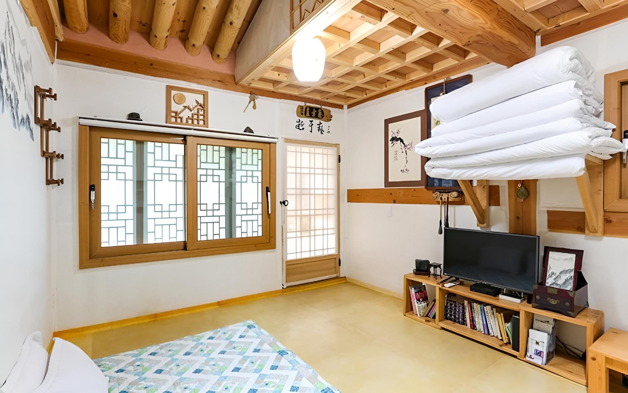 Room (Hongsil-Jikbangjae)