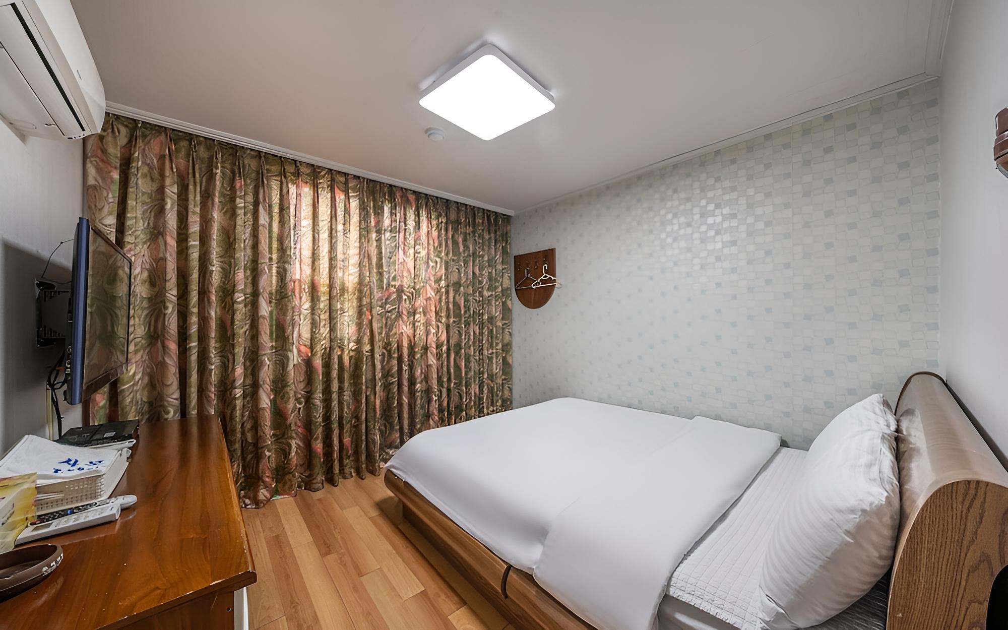 Room (Standard Room) - Photo 3
