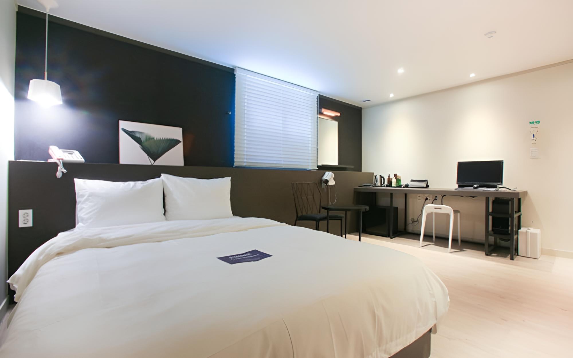 Room (Cinema Zone (65-inch smart TV availab) photo 2