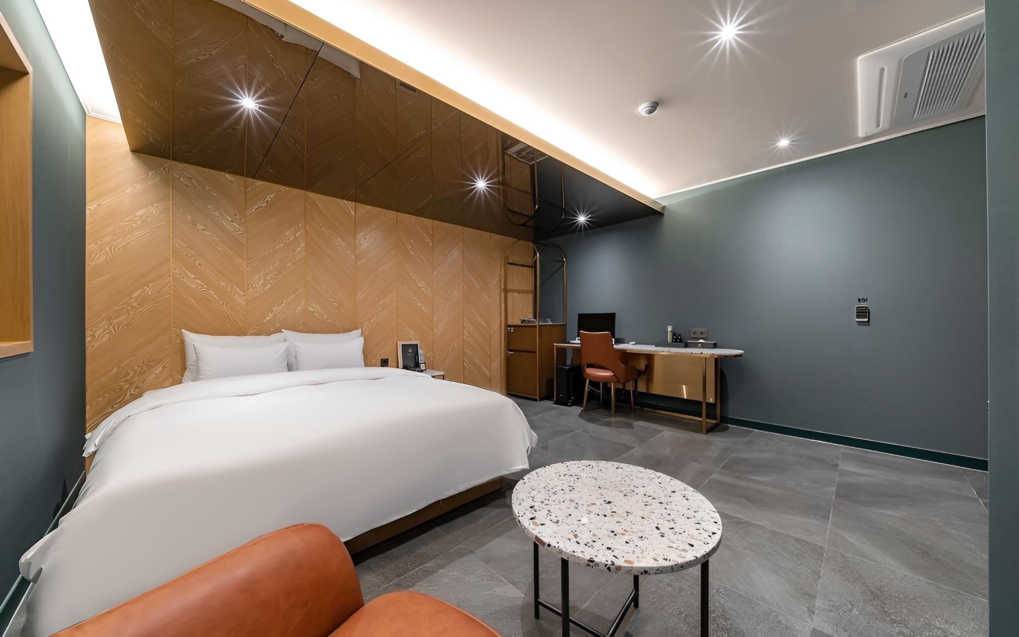 Room (Premium (OTT)) - Photo 1