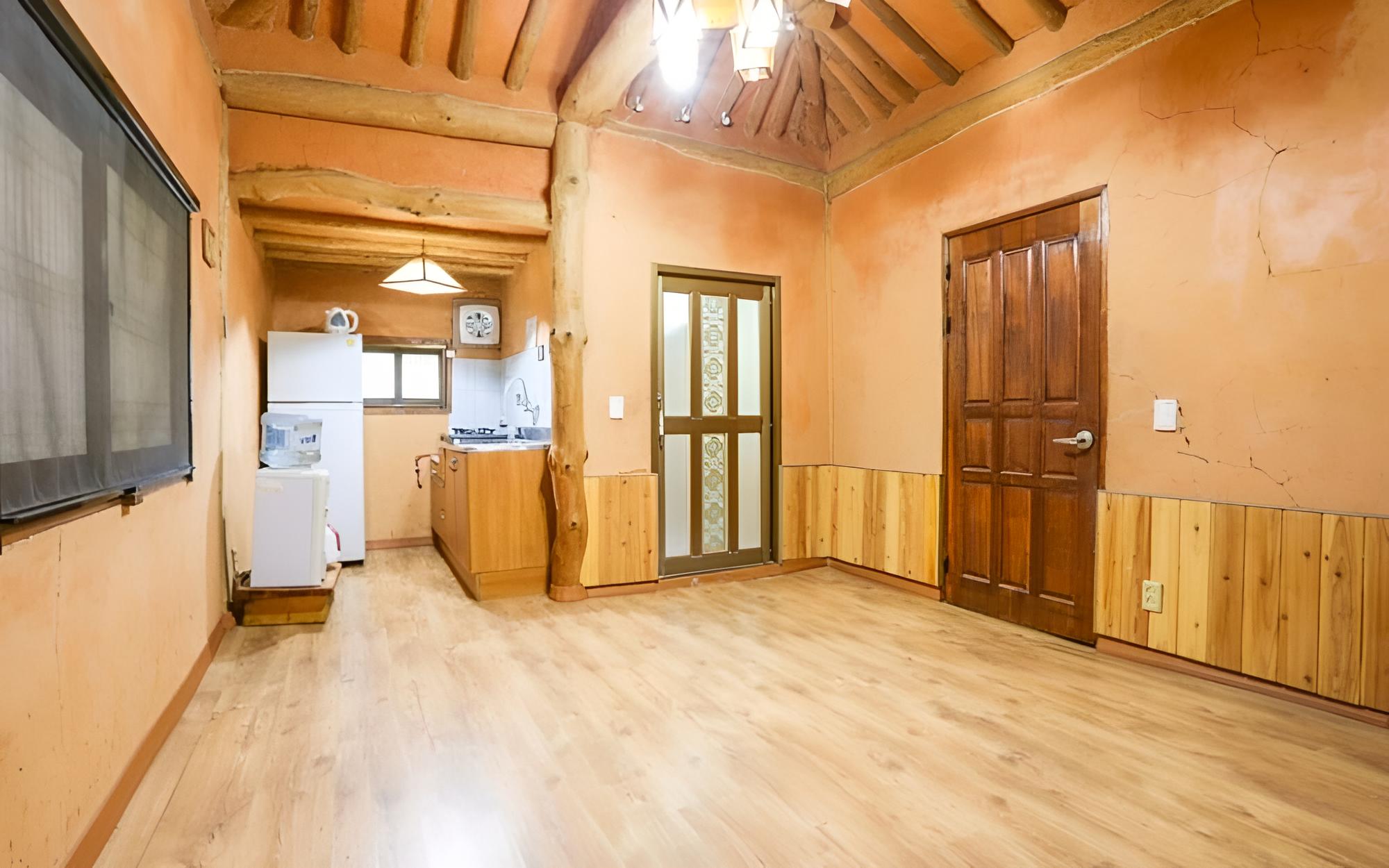 Room (Room 1)