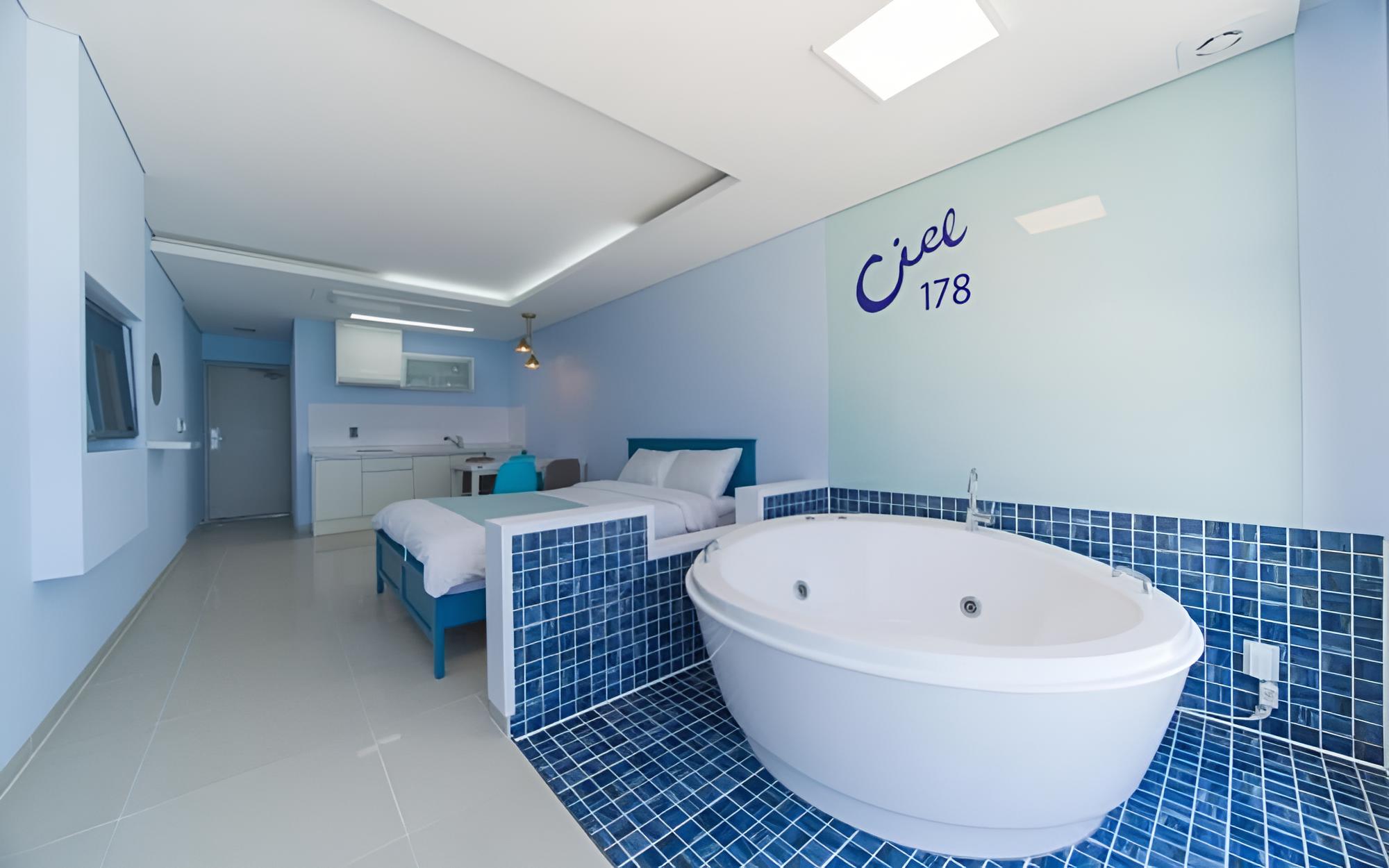 Room (B301 (Whirlpool spa ocean view free b)