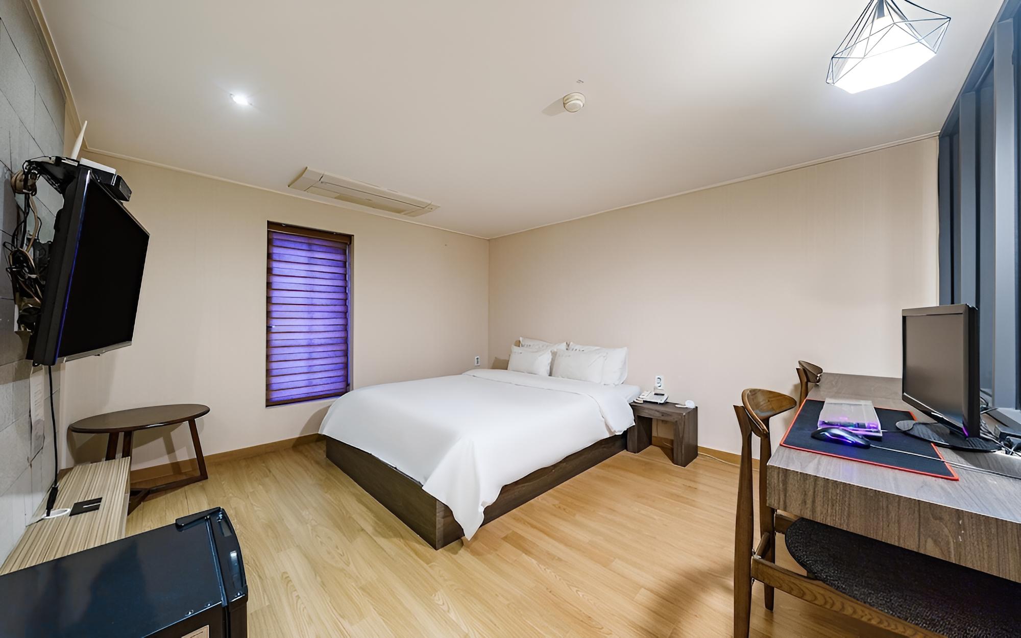 Room (Standard room (available for watching)