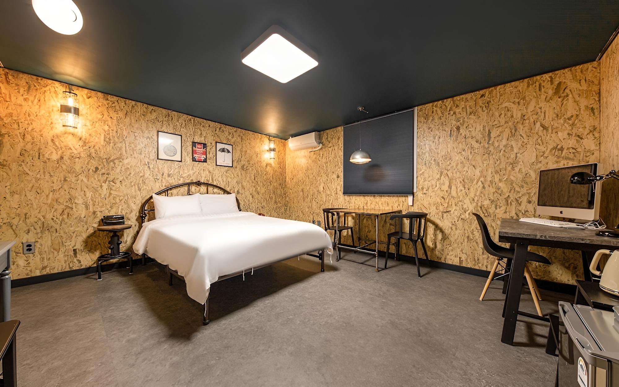 Room (Vintage Double (Infinity Hourly Room))