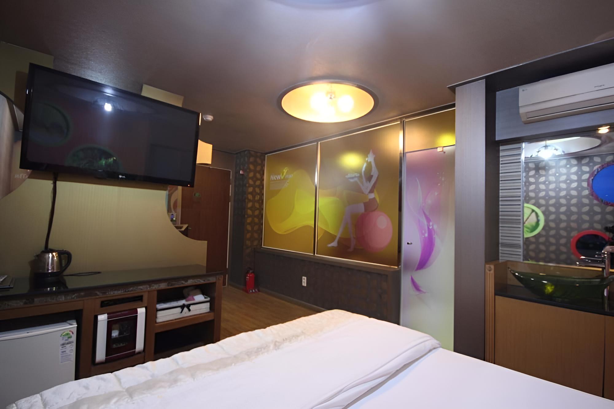 Room (Deluxe) - Photo 13