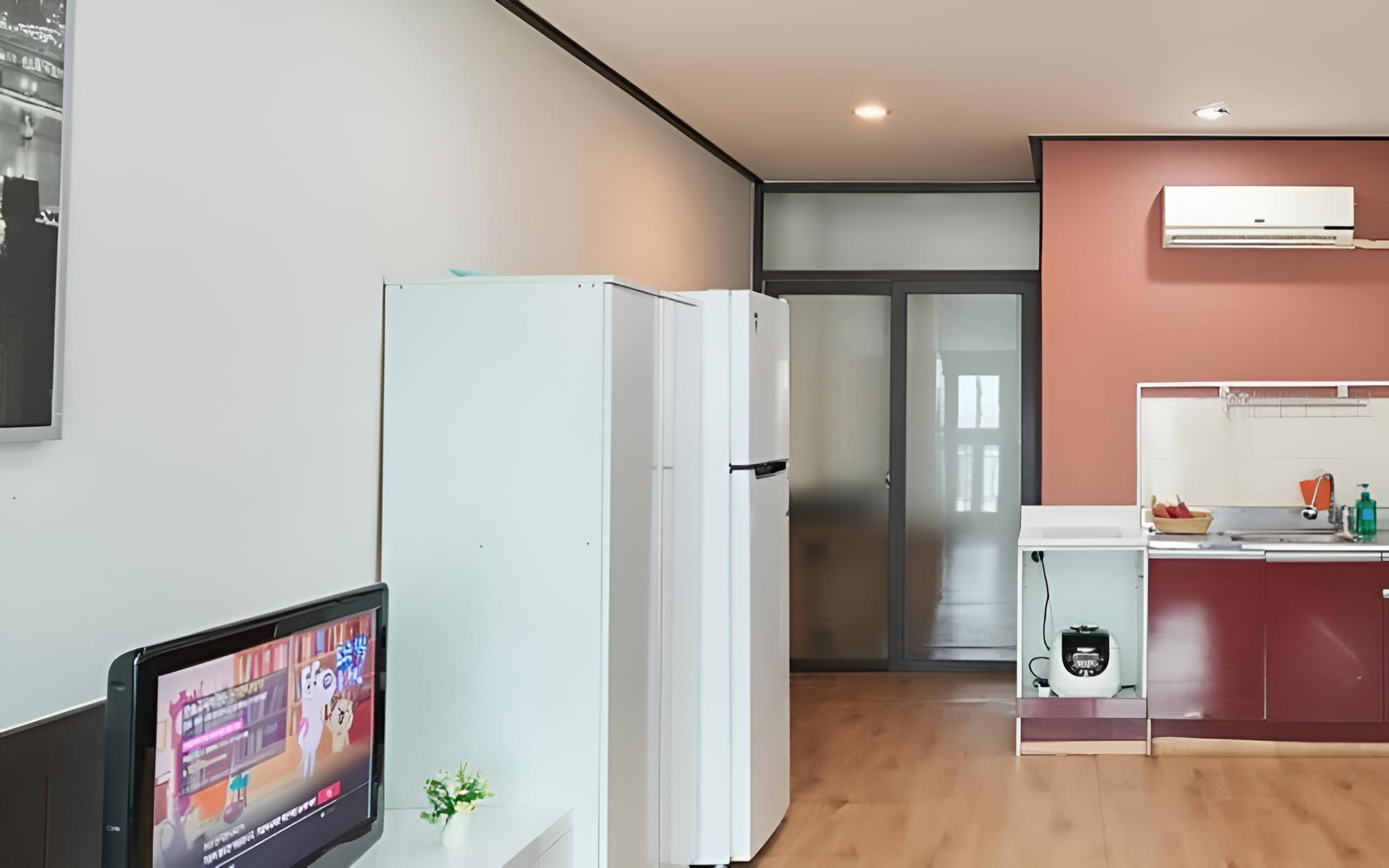 Room (Room 103)