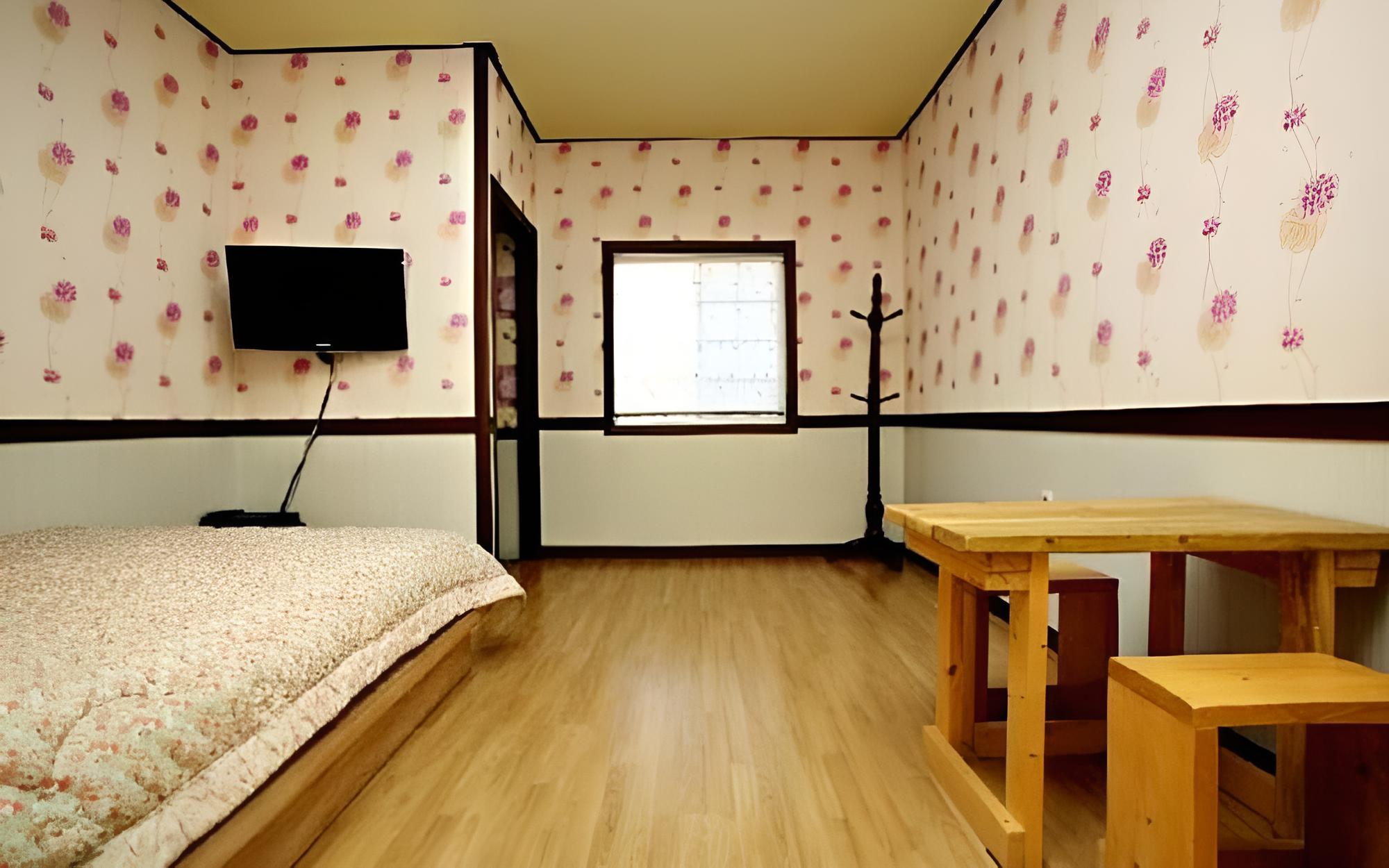 Room (Room 102) - Photo 2