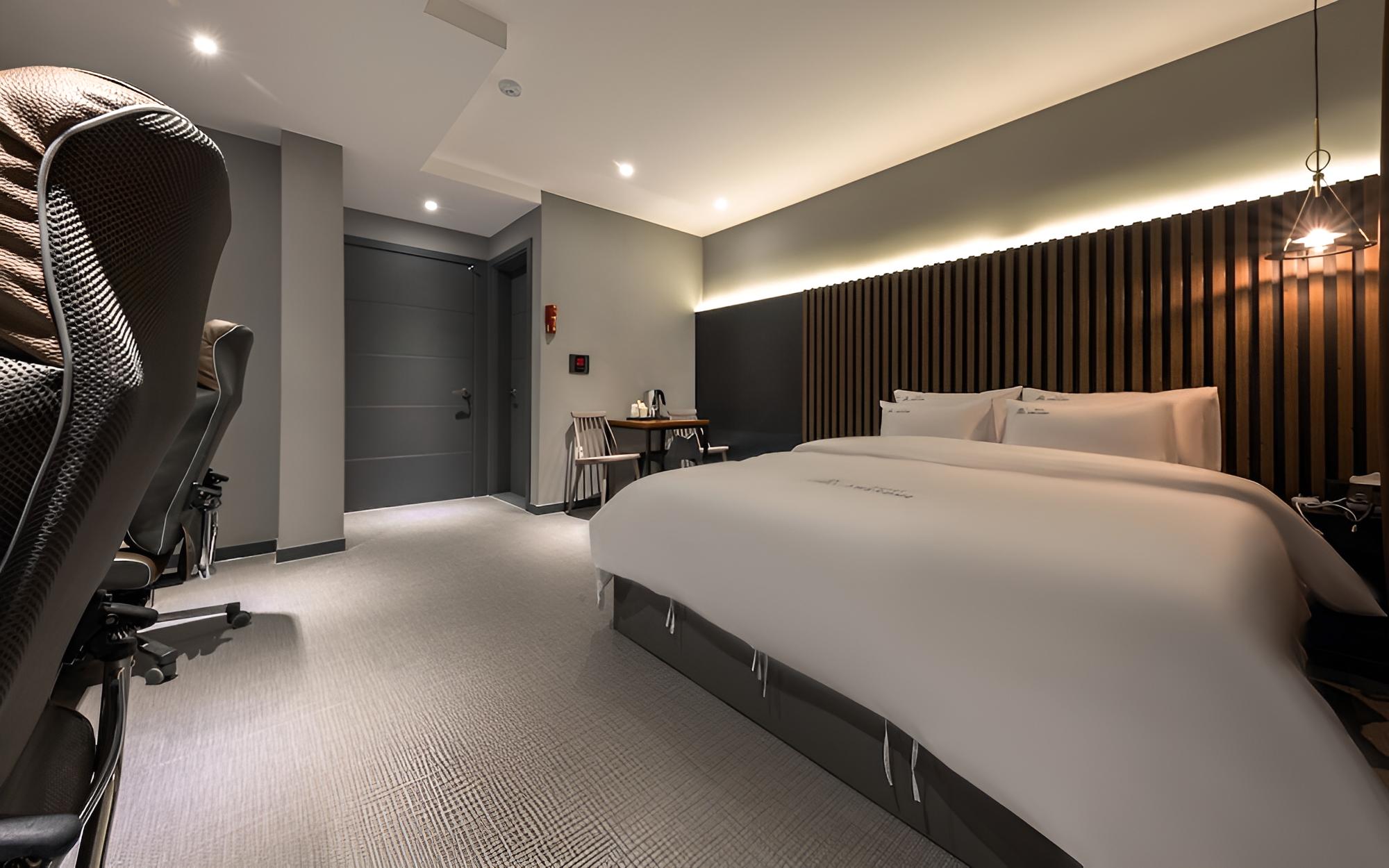 Room (Premium (Air Purifier Netflix Availab)