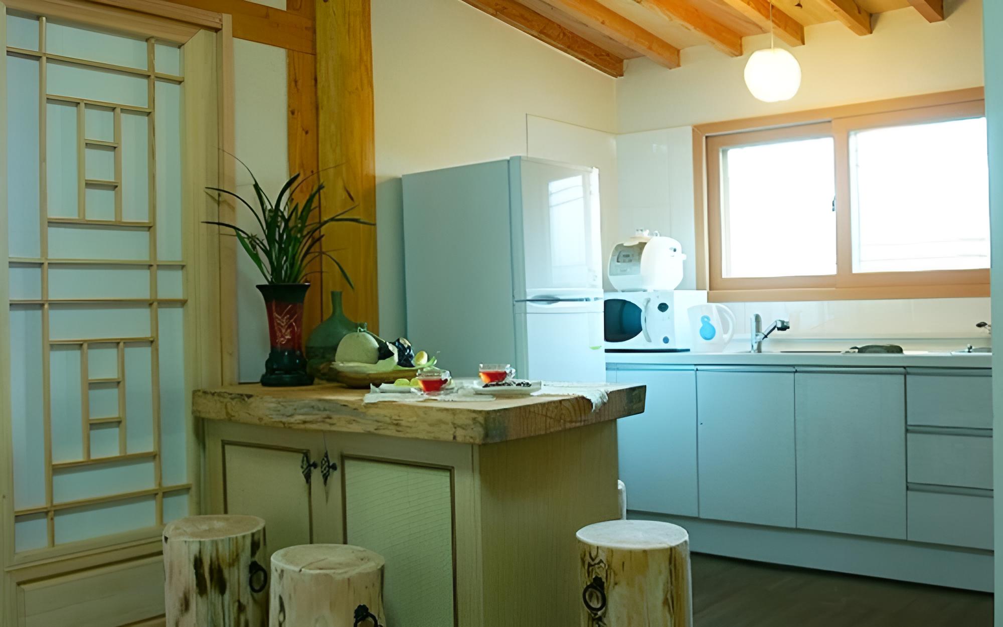 Room (Yellow violet)