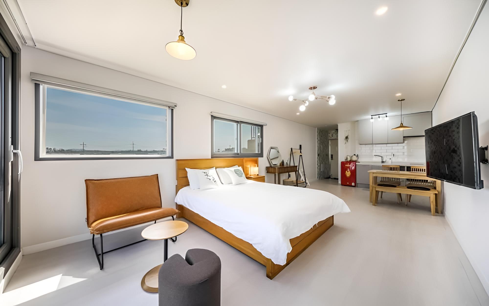 Room (Room 201 Private (Ocean View))