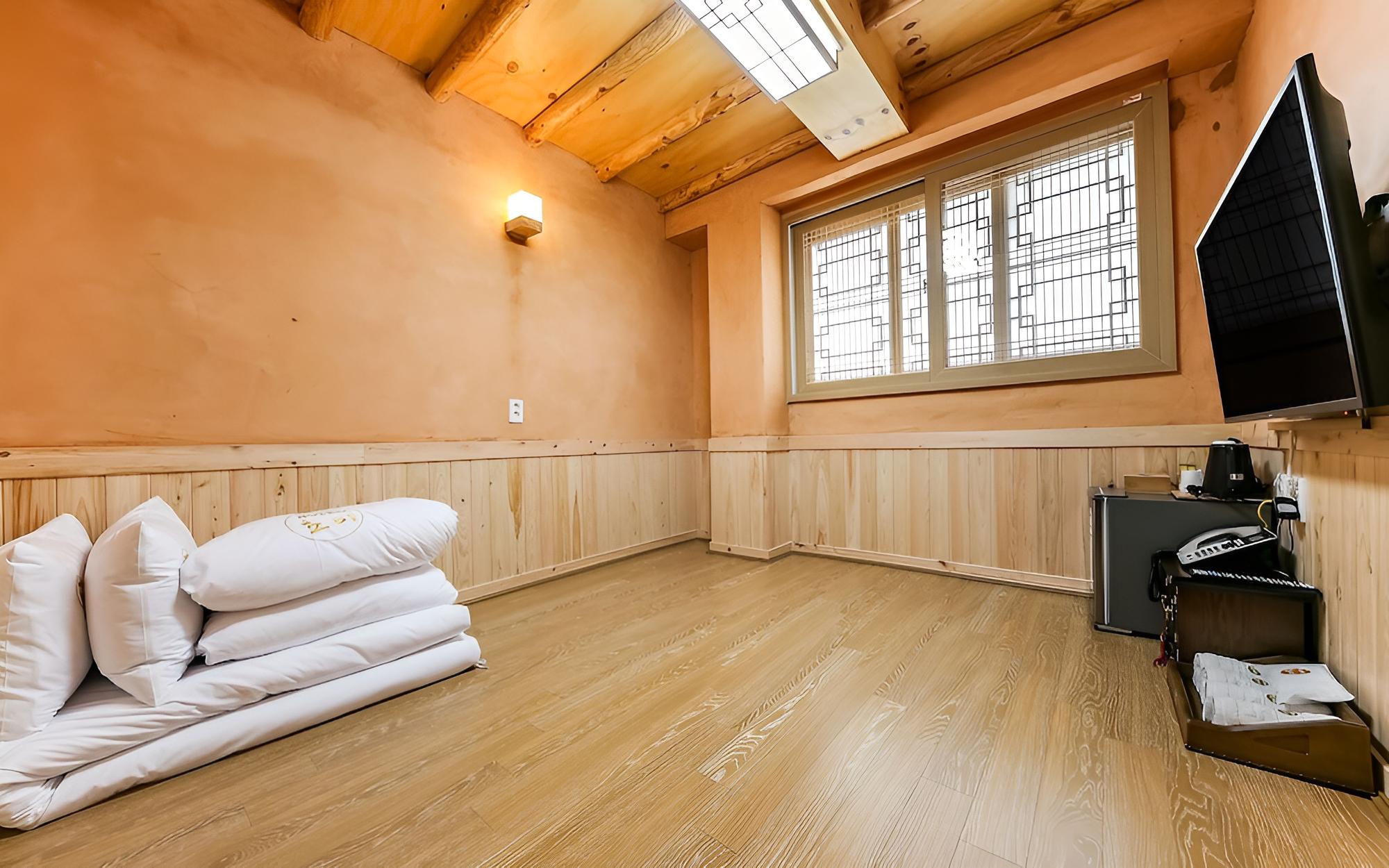 Room (Red Clay Ondol / Gongsanseong Fortres)