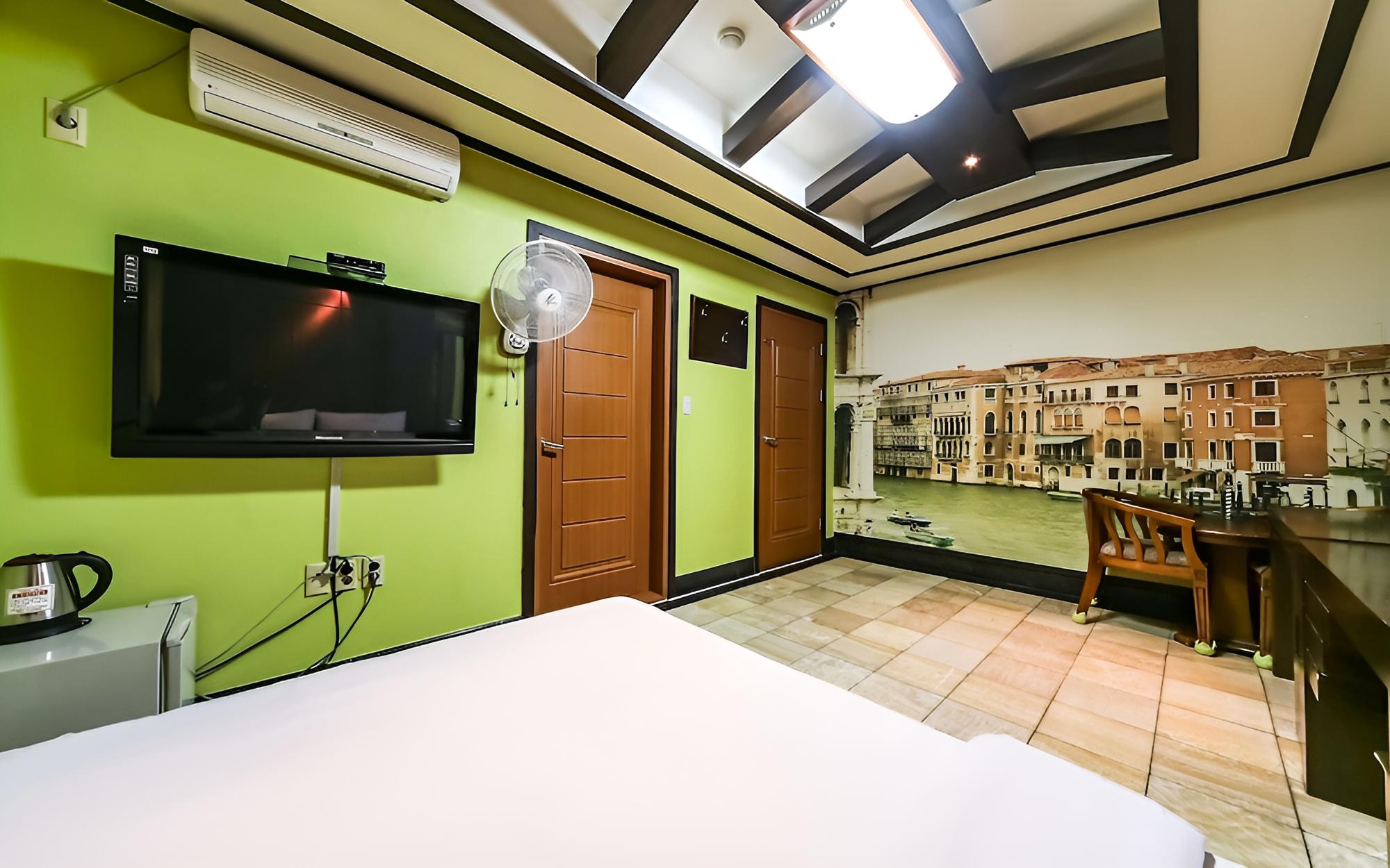 Room (Deluxe Room (Unlimited Netflix viewin) photo 2