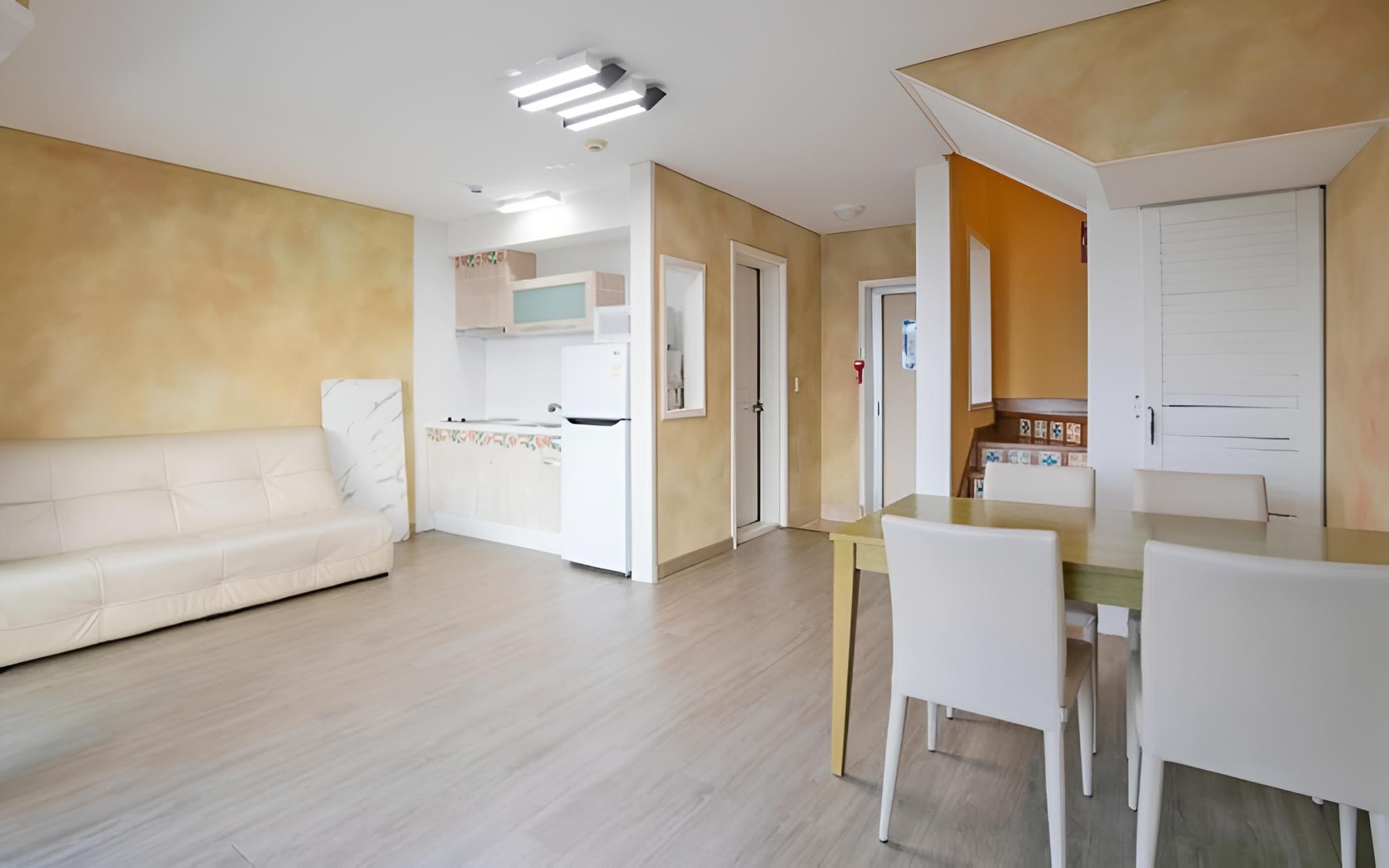 Room (Tula (2F Only small dog less than 5kg)