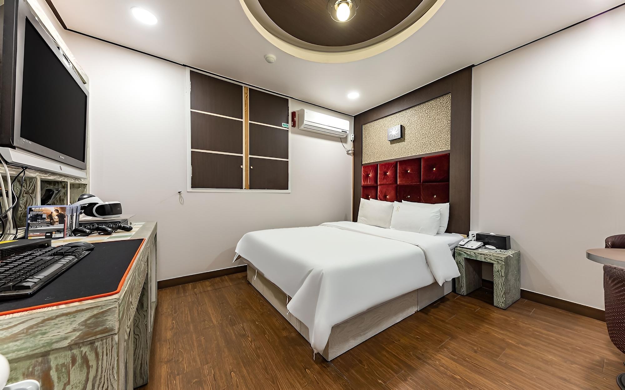 Room (YOLO-On foot)