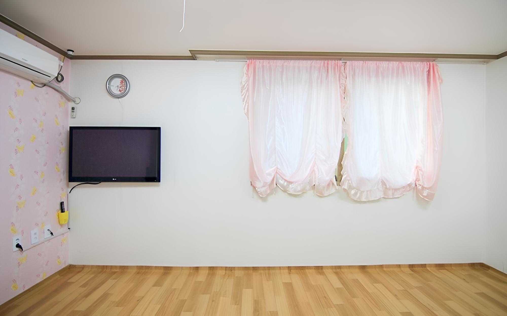 Room (Room 203)