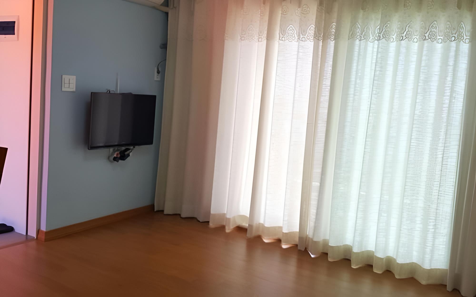 Room (Rose)
