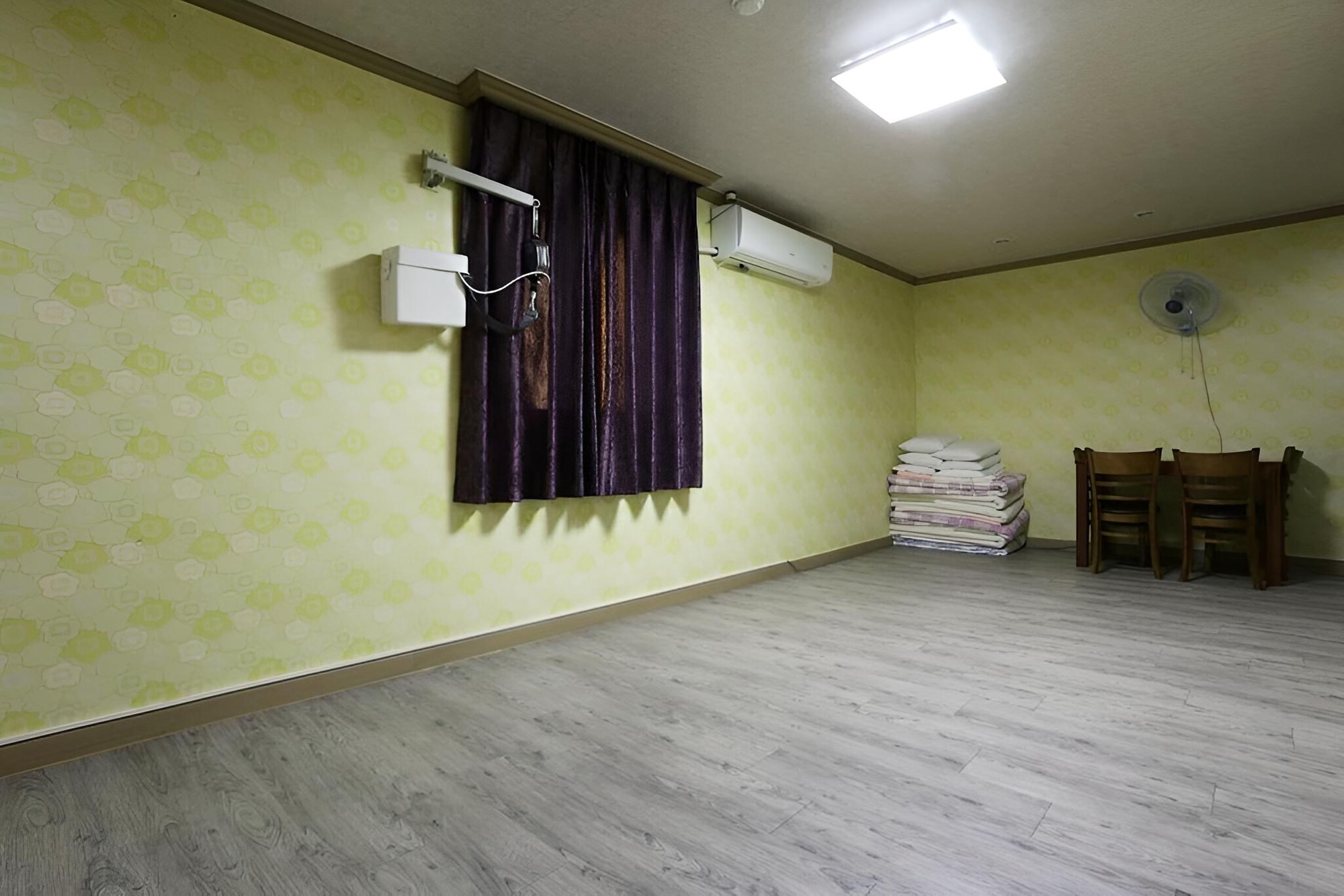 Room (Condo Studio (8 People)) - Photo 5
