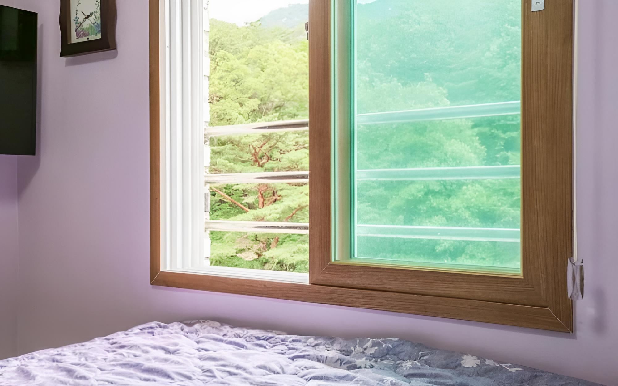 Room (Haseonam Rock (No 203))