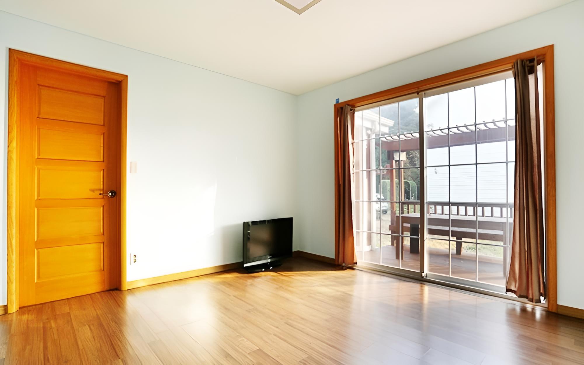 Room (No 101) photo 1