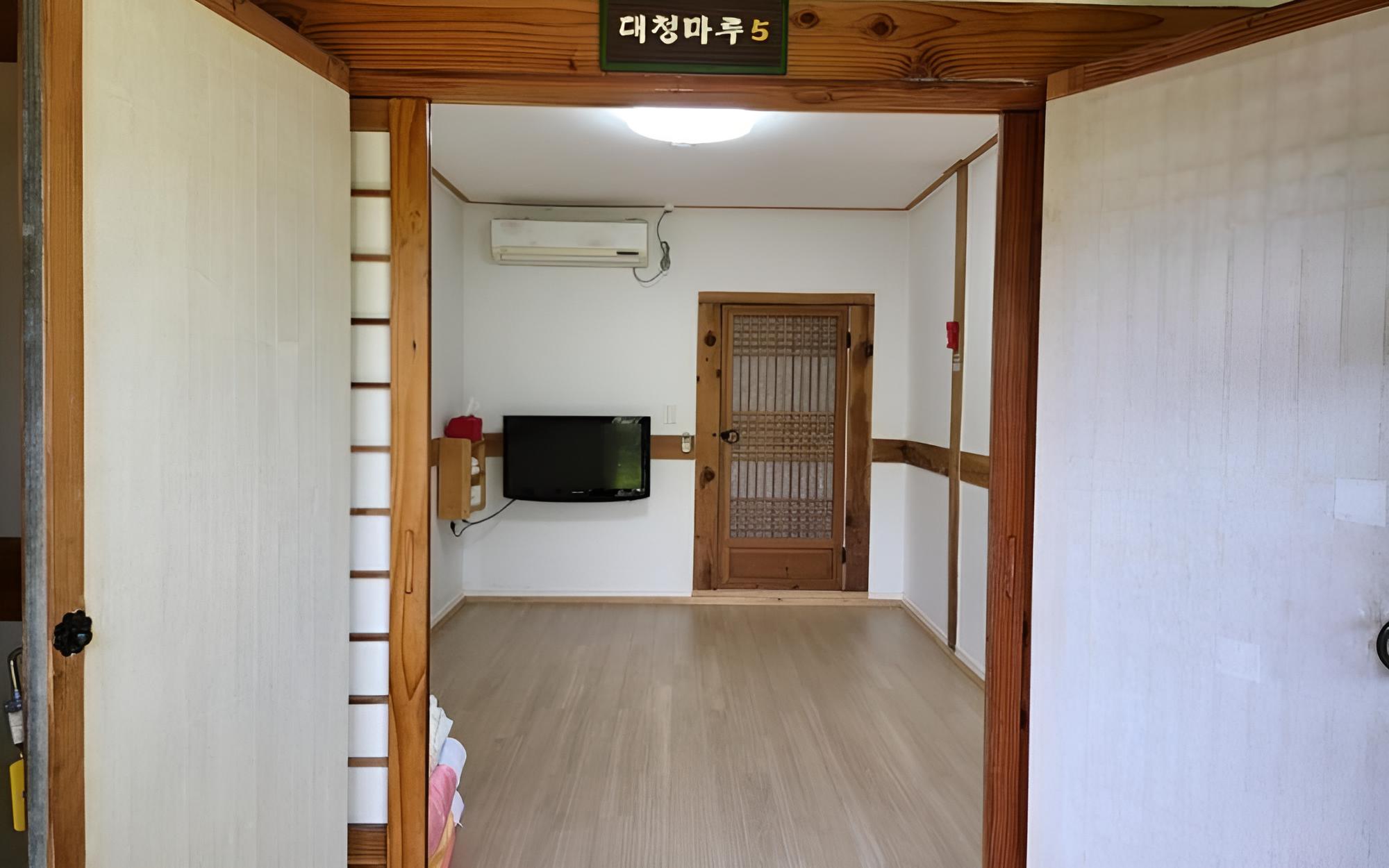 Room (Daecheongmaru 5)