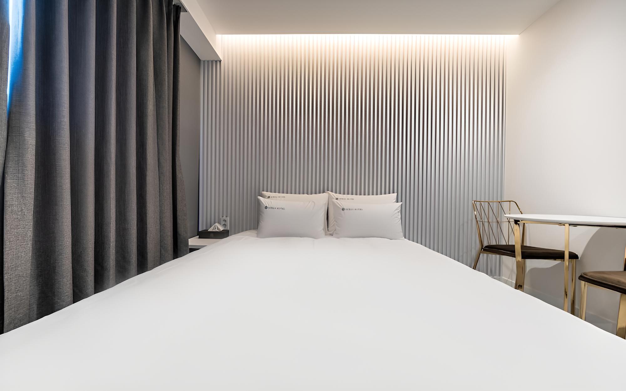 Room (Luxury Bed Room (Pool BBQ) (YouTube N)