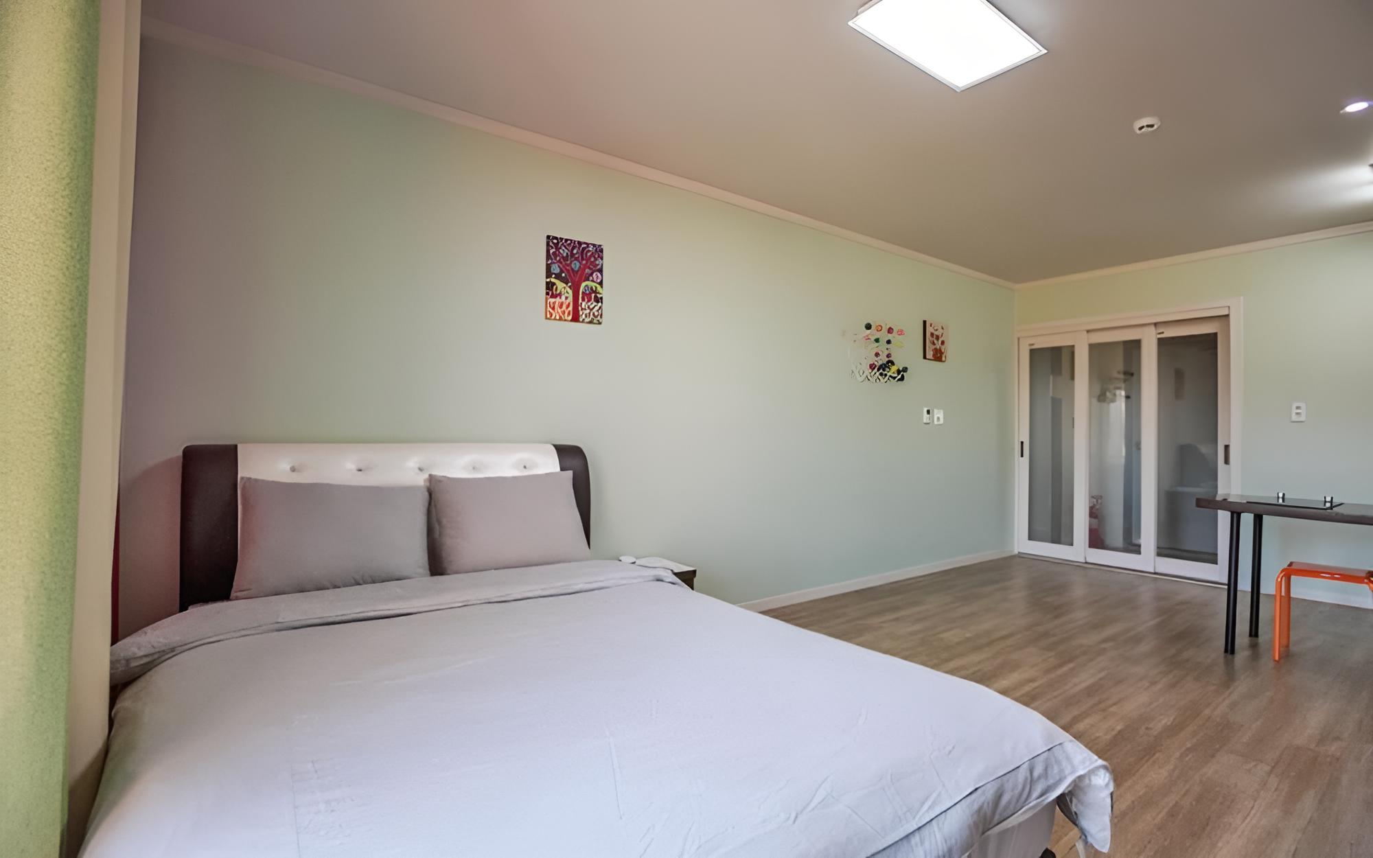 Room (Room 105)