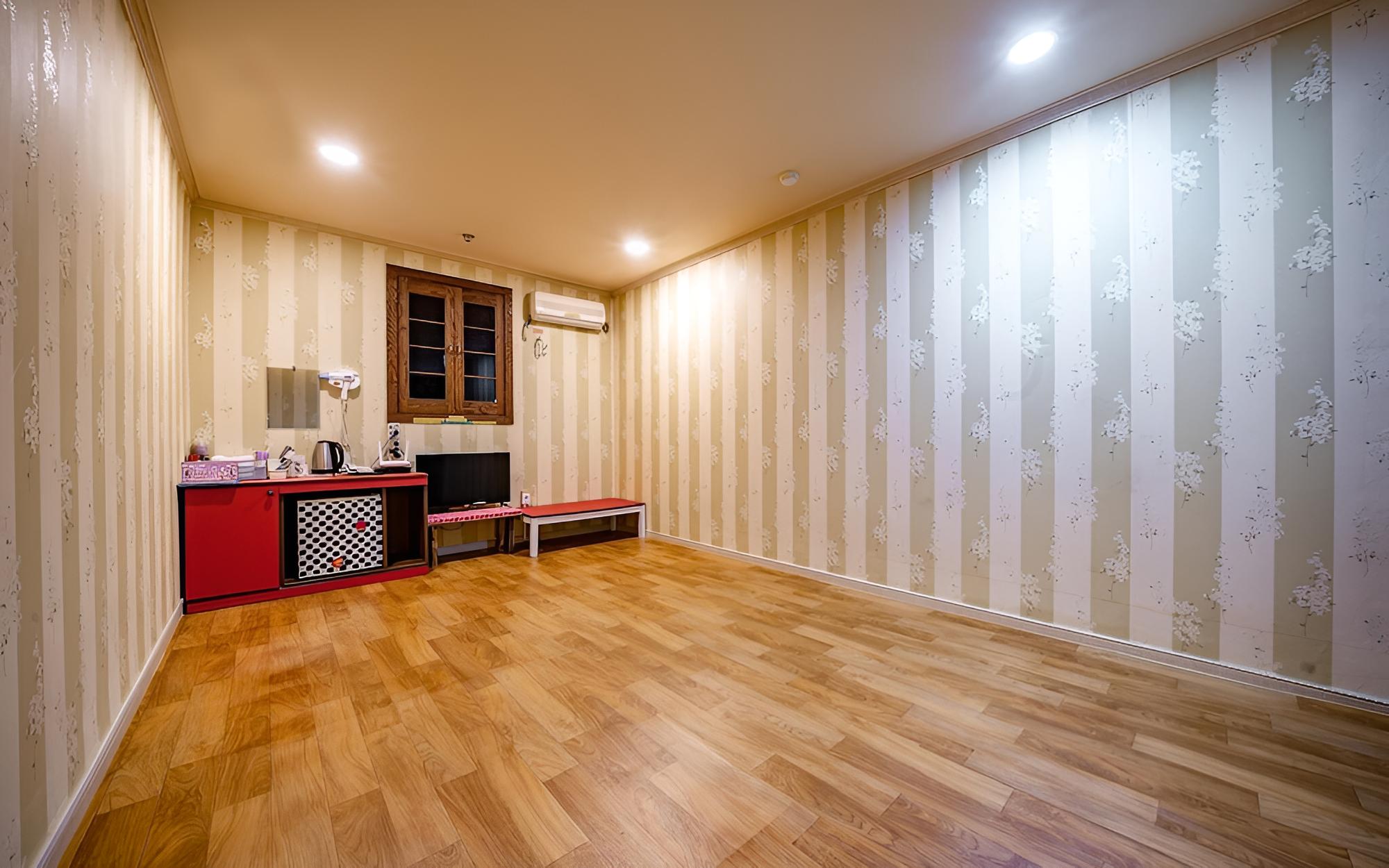 Room (Ondol (rooftop barbecue can be reserv)