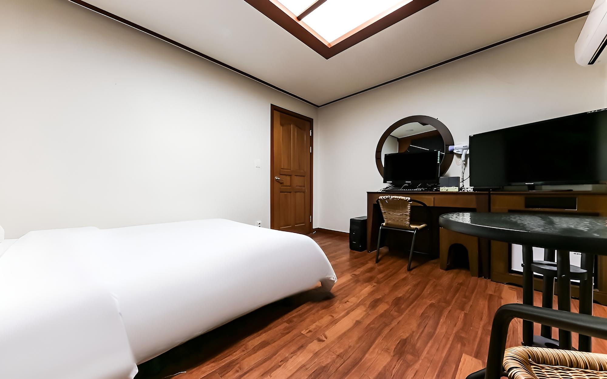 Room (ECONOMY Room (Double Bed)) photo 2
