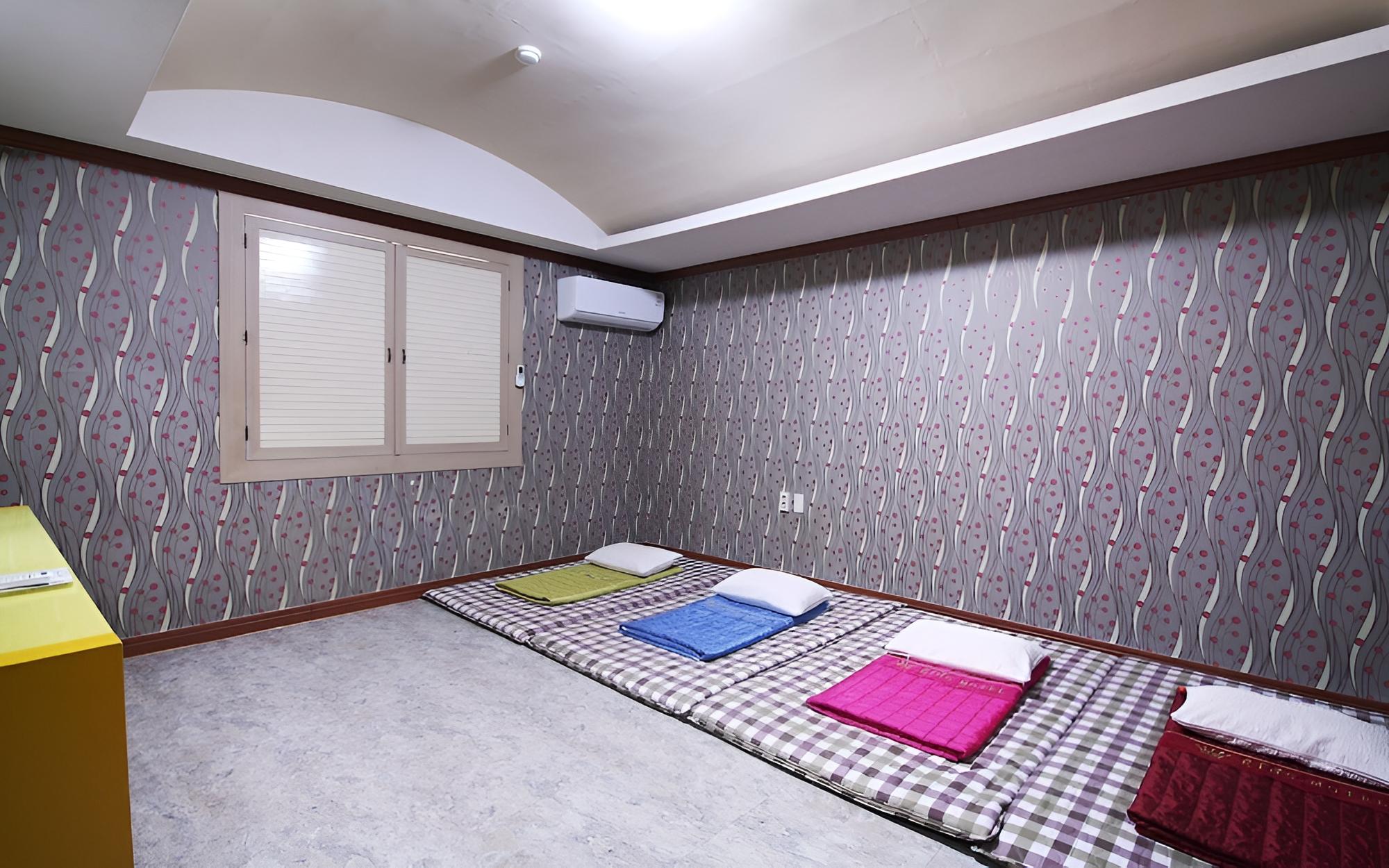 Room (Ondol (for 5 people))